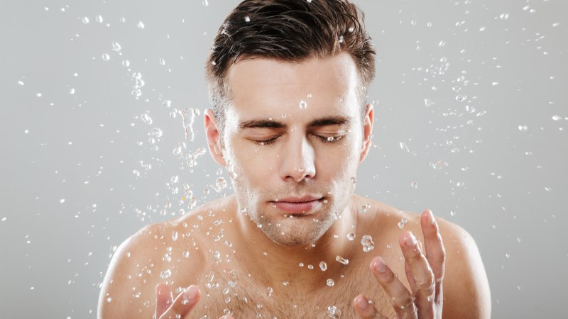 Conoce los siete errores en el cuidado de la piel que comúnmente cometen los hombres