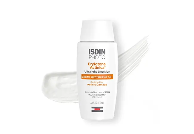 ¿Sabías que la exposición al sol puede dañar tu ADN y provocar lesiones cutáneas? Para prevenirlo, necesitas ISDIN Eryfotona Actinica Óxido de zinc y protector solar 100% mineral de amplio espectro SPF 50+. Es un producto que protege tu piel de los rayos UVA y UVB, repara el daño solar y previene el envejecimiento prematuro.