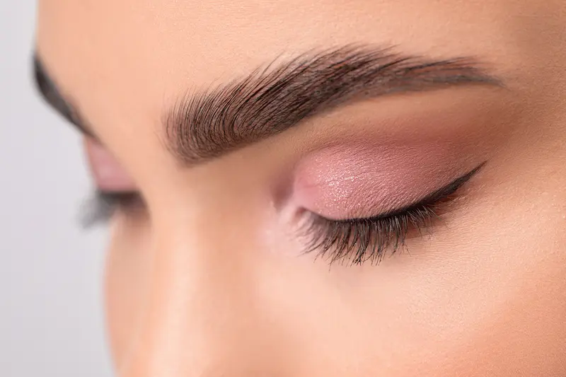 planchado de cejas