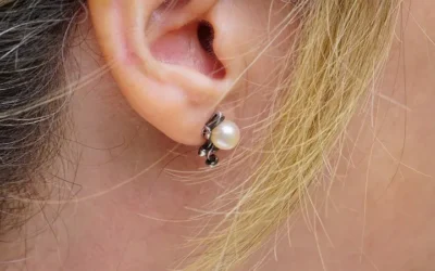 ¿Por qué las orejas se infectan con algunos tipos de aretes o zarcillos?