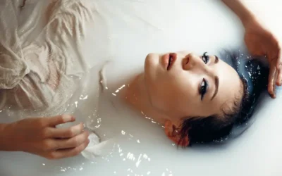 ¿Por qué el baño de leche y pétalos de rosa es bueno para tu piel?