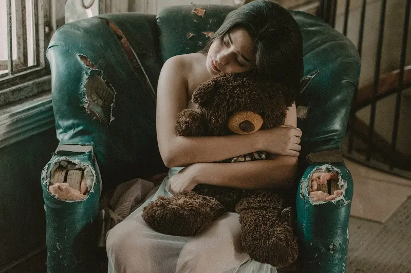 Abrazar un oso de peluche