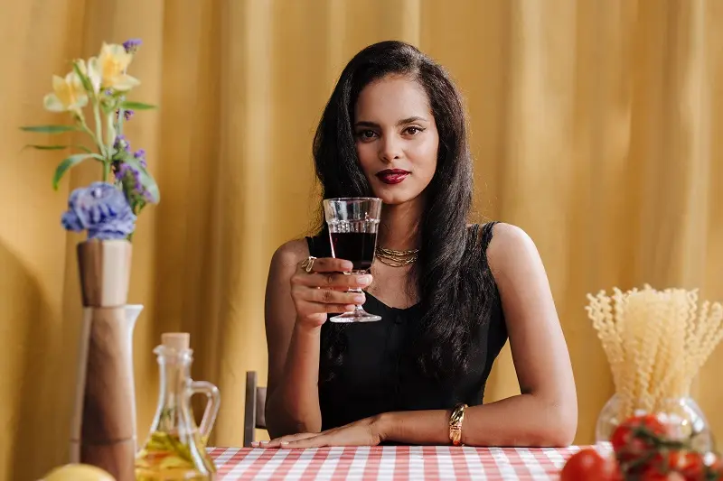 ¿Qué beneficios tiene el vino tinto para la salud?
