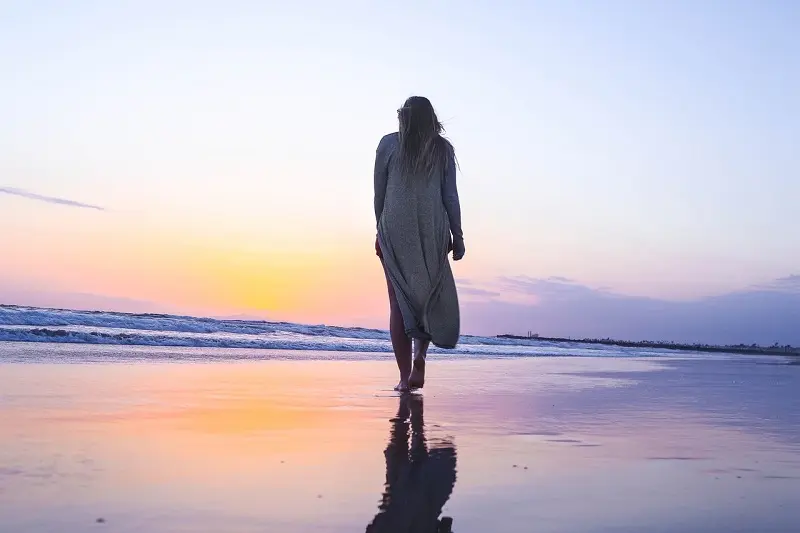 Cómo meditar mientras se camina: conoce los beneficios