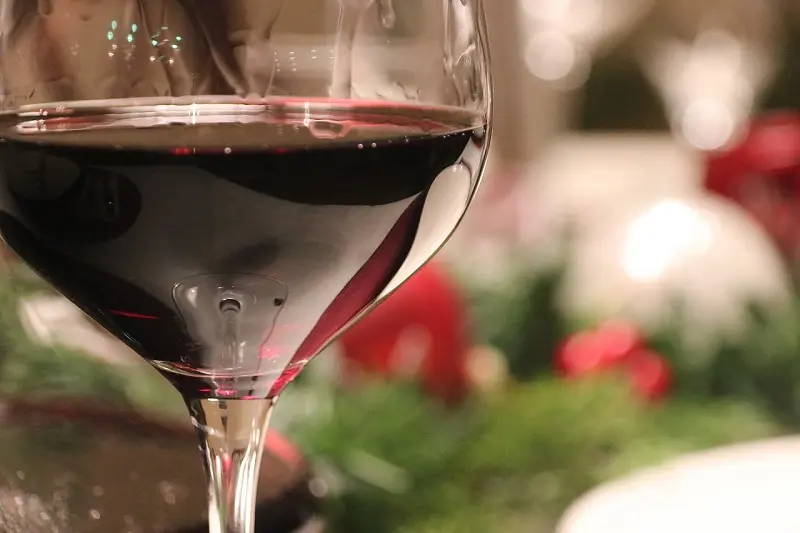 ¿Qué beneficios tiene el vino tinto para la salud?