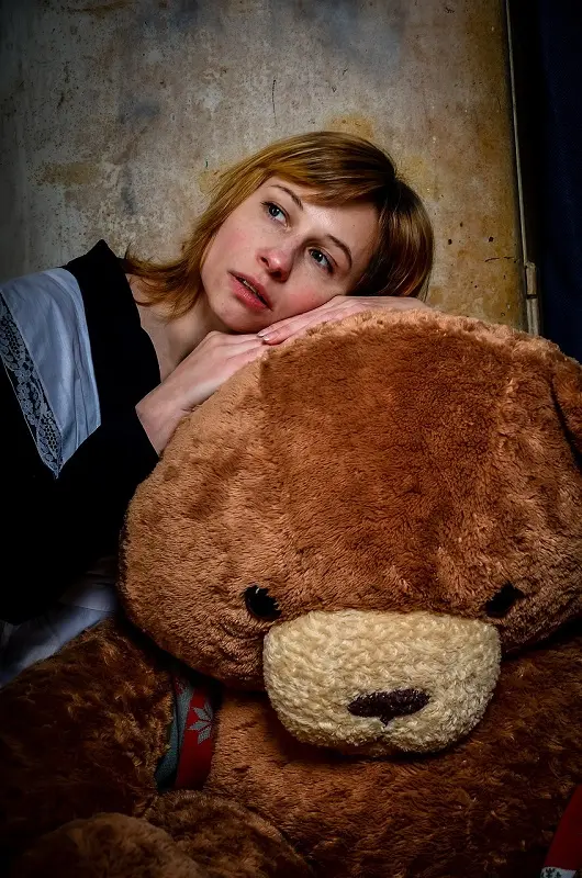 Abrazar un oso de peluche