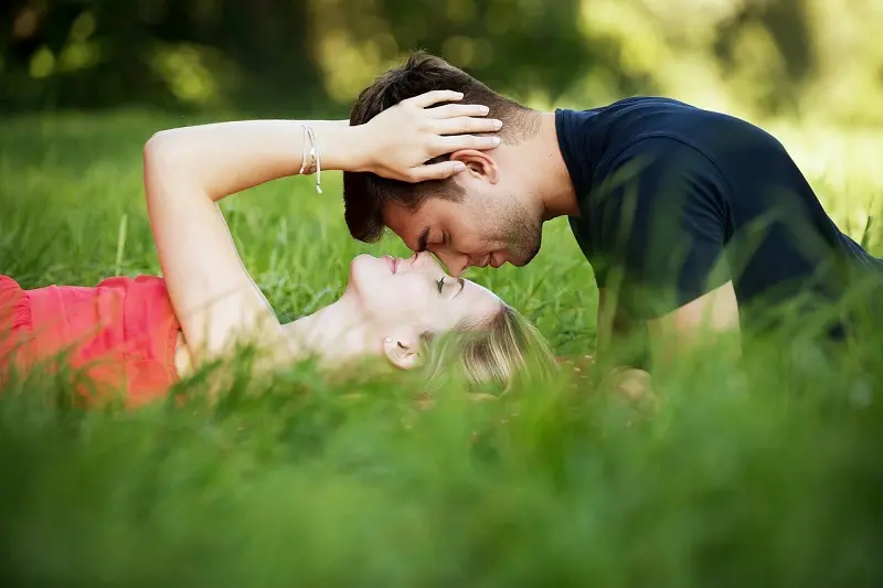 Conoce los cinco lenguajes del amor