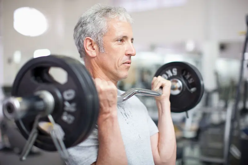 Ganar músculo en los brazos: ¡Sí, es posible después de los 50!