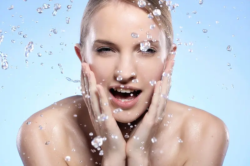 Facial con hielo: beneficios que tiene para la circulación de tu cutis