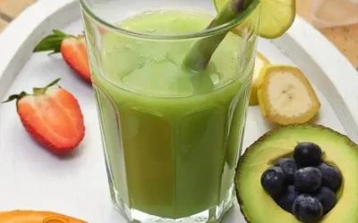 Smoothie energético con aguacate y plátano