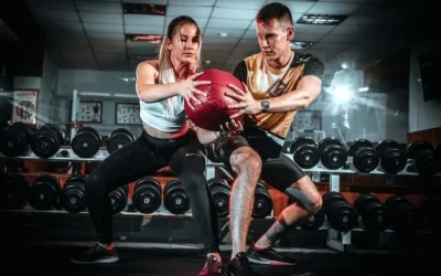 Fortalecer el core y los brazos con fitball, balón de agarres y mancuernas
