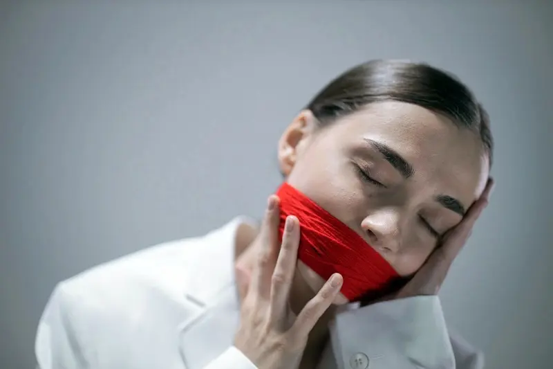 Vendajes bucales para dormir: una tendencia con riesgos