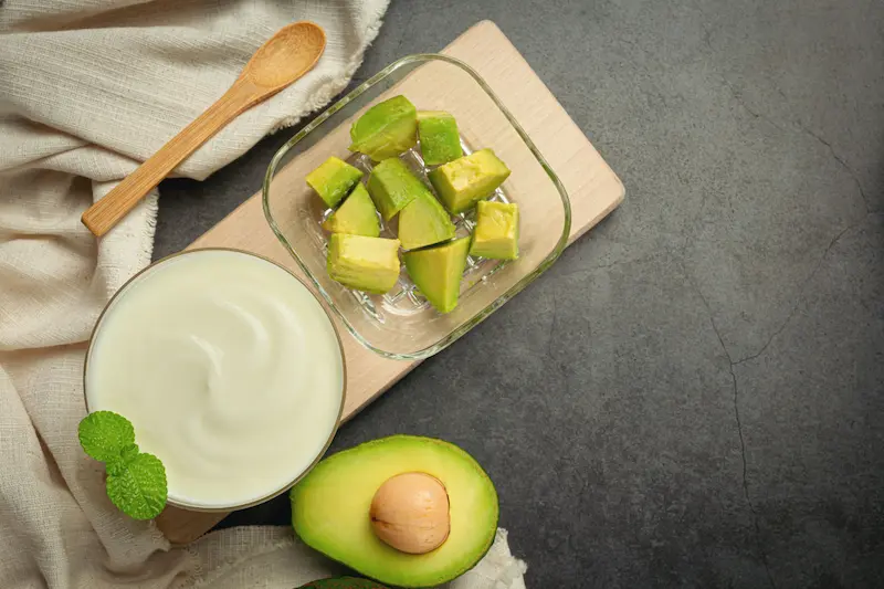 Mascarilla de yogurt y aguacate: Solución natural para el cabello deshidratado