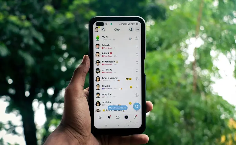 «Amigo Flotador»: Conexiones Superficiales en la Era Digital
