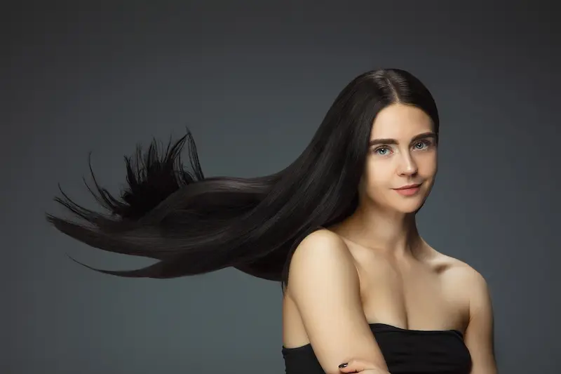 Transforma tu cabello: Mascarillas naturales para mezclar con tu shampoo
