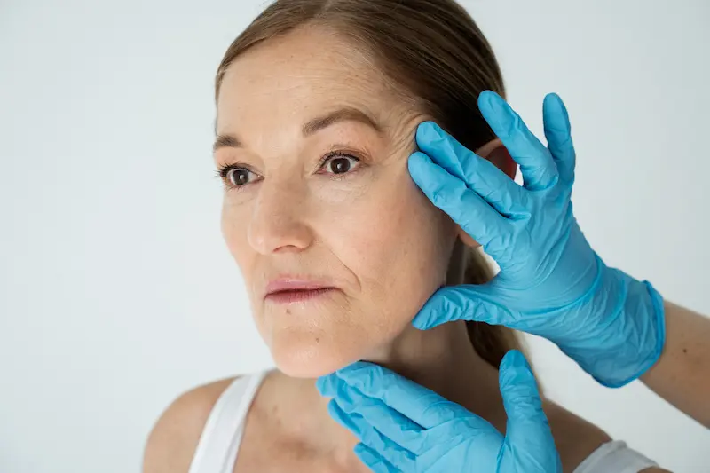 Lavado facial: El primer paso fundamental para combatir la flacidez