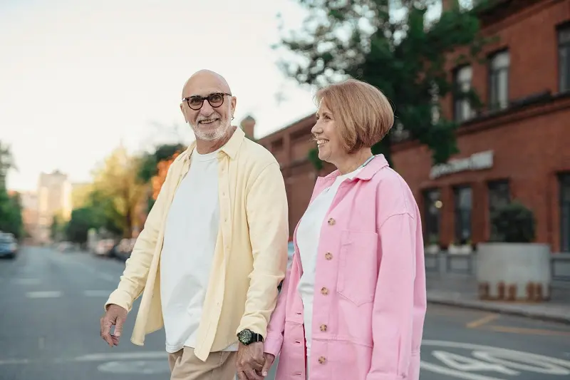 Caminar Más Rápido Mejora la Salud en Adultos Mayores Frágiles