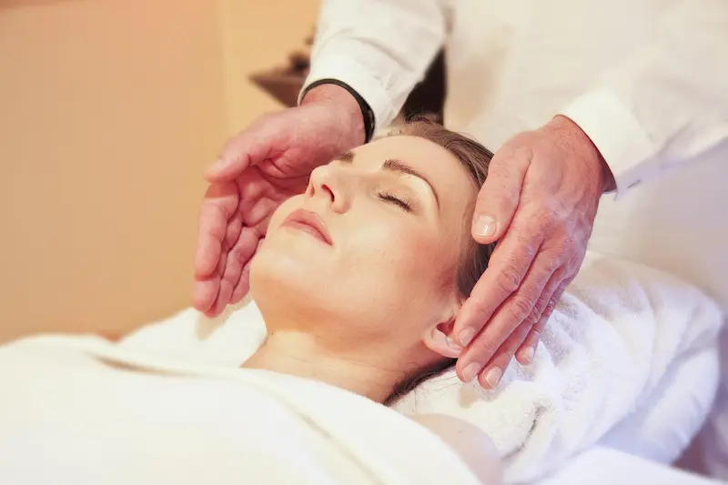 Reiki: Un puente hacia la calma interna para reducir el estrés en tu día a día