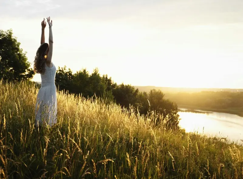 Adiós a la cafeína: descubre el poder de la luz y la hidratación